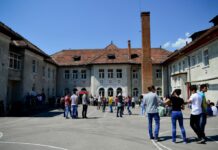 Colegiu din Petroșani, școală-pilot: Elevii au mai puține discipline pe săptămână, cei de clasa VIII-a și a XII-a au trecut în sistem hibrid și se pregătesc pentru examene