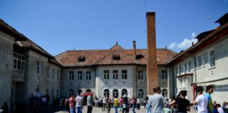 Colegiu din Petroșani, școală-pilot: Elevii au mai puține discipline pe săptămână, cei de clasa VIII-a și a XII-a au trecut în sistem hibrid și se pregătesc pentru examene