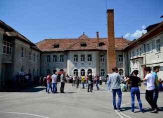 Colegiu din Petroșani, școală-pilot: Elevii au mai puține discipline pe săptămână, cei de clasa VIII-a și a XII-a au trecut în sistem hibrid și se pregătesc pentru examene