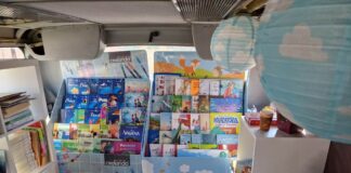 Biblioteca din curtea școlii, amenajată într-o comună din Timiș. Un autobuz vechi a fost transformat în spațiu de lectură și învățare pentru copii FOTO