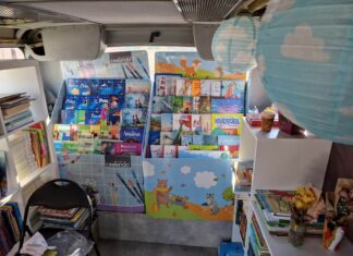 Biblioteca din curtea școlii, amenajată într-o comună din Timiș. Un autobuz vechi a fost transformat în spațiu de lectură și învățare pentru copii FOTO