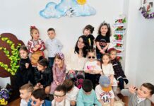 Ziua de 8 Martie, sărbătorită la grădiniță. Micuții din grupa mică și-au invitat mamele la „Tea Party” și la o prezentare de modă „în tandem”