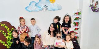 Ziua de 8 Martie, sărbătorită la grădiniță. Micuții din grupa mică și-au invitat mamele la „Tea Party” și la o prezentare de modă „în tandem”