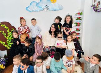 Ziua de 8 Martie, sărbătorită la grădiniță. Micuții din grupa mică și-au invitat mamele la „Tea Party” și la o prezentare de modă „în tandem”