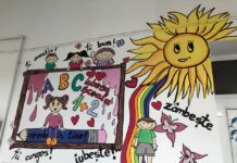 Picturi care înveselesc școala. „Când trec pe coridor, desenele îmi aduc o stare de bine”, spune o elevă în clasa a IV-a de la școala din Oradea FOTO