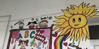 Picturi care înveselesc școala. „Când trec pe coridor, desenele îmi aduc o stare de bine”, spune o elevă în clasa a IV-a de la școala din Oradea FOTO