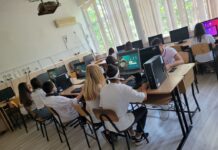 Asociația „Ateliere Fără Frontiere”: Au început înscrierile în programul „Dăm Click pe România” pentru școlile care au nevoie de calculatoare