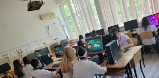 Asociația „Ateliere Fără Frontiere”: Au început înscrierile în programul „Dăm Click pe România” pentru școlile care au nevoie de calculatoare