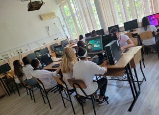 Asociația „Ateliere Fără Frontiere”: Au început înscrierile în programul „Dăm Click pe România” pentru școlile care au nevoie de calculatoare