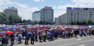 Guvernul a anunțat o ordonanță de urgență pentru acordarea primelor de 2500 de lei și 1000 de lei. Sindicatele: „O formă de dispreț”/ Greva continuă