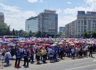 Guvernul a anunțat o ordonanță de urgență pentru acordarea primelor de 2500 de lei și 1000 de lei. Sindicatele: „O formă de dispreț”/ Greva continuă