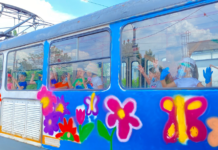 Tramvai pictat de elevii bucureșteni. Copiii din Capitală, așteptați de 1 Iunie la o plimbare cu tramvaiul colorat de pe linia 47