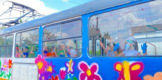 Tramvai pictat de elevii bucureșteni. Copiii din Capitală, așteptați de 1 Iunie la o plimbare cu tramvaiul colorat de pe linia 47