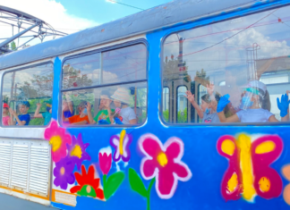 Tramvai pictat de elevii bucureșteni. Copiii din Capitală, așteptați de 1 Iunie la o plimbare cu tramvaiul colorat de pe linia 47