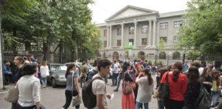 Luni, 7 septembrie, începe școala. Elevii claselor a IX-a au programe noi, nu și manuale. Elevii de clasa VIII-a nu vor da concurs de admitere – ministru