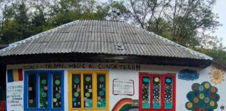 Școala colorată din Costești. Învățătoarea și educatoarea au pictat-o împreună cu elevii: „La final, copiii au spus că sunt ca într-o poveste”