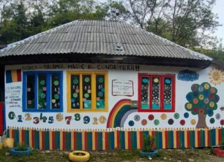 Școala colorată din Costești. Învățătoarea și educatoarea au pictat-o împreună cu elevii: „La final, copiii au spus că sunt ca într-o poveste”