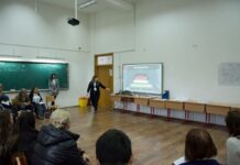 Elevii sunt captivați de aplicațiile digitale la orele de matematică. Profesor Merito: „Au un mare impact asupra lor. Eu profit la maximum de inteligența artificială”
