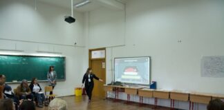 Elevii sunt captivați de aplicațiile digitale la orele de matematică. Profesor Merito: „Au un mare impact asupra lor. Eu profit la maximum de inteligența artificială”