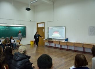 Elevii sunt captivați de aplicațiile digitale la orele de matematică. Profesor Merito: „Au un mare impact asupra lor. Eu profit la maximum de inteligența artificială”