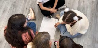 Jurnaliști în clasa a IV-a. Elevii au realizat ziarul local, cu știri, rebusuri și glume – un mod atractiv de a pune în practică noțiunile învățate la clasă