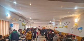 Târg culinar cu vânzare, la școala din Surdila Greci. Vizitatorii și-au încercat norocul la „Ruleta Încrederii”, organizată de elevii clasei a VI-a