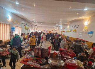 Târg culinar cu vânzare, la școala din Surdila Greci. Vizitatorii și-au încercat norocul la „Ruleta Încrederii”, organizată de elevii clasei a VI-a