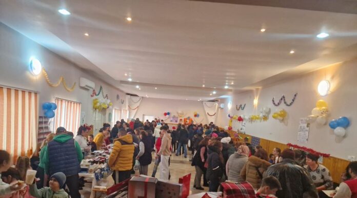 Târg culinar cu vânzare, la școala din Surdila Greci. Vizitatorii și-au încercat norocul la „Ruleta Încrederii”, organizată de elevii clasei a VI-a
