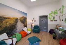 Spațiu de relaxare pentru elevi și profesori, într-o școală din Carei. Copiii își petrec pauzele în sala colorată și hrănesc papagalii și canarii FOTO