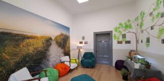 Spațiu de relaxare pentru elevi și profesori, într-o școală din Carei. Copiii își petrec pauzele în sala colorată și hrănesc papagalii și canarii FOTO