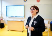 Colaborare în cancelarie pentru Evaluarea Națională. Antoneta Împuşcatu: Eu ajut profesorul de matematică. Aduc matematica în contextul fizicii