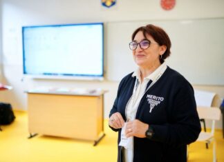 Colaborare în cancelarie pentru Evaluarea Națională. Antoneta Împuşcatu: Eu ajut profesorul de matematică. Aduc matematica în contextul fizicii