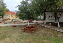 Curtea școlii din Gălbinași, amenajată într-un proiect al Asociației „Aura Ion”. Campania „EduPlant” se adresează școlilor din zone defavorizate FOTO