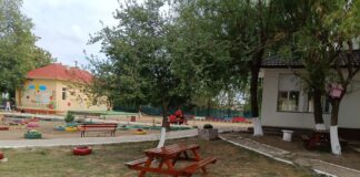 Curtea școlii din Gălbinași, amenajată într-un proiect al Asociației „Aura Ion”. Campania „EduPlant” se adresează școlilor din zone defavorizate FOTO