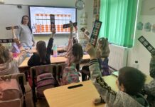 Orele de matematică sunt mai captivante. Metoda prin care o învățătoare transformă lecțiile „într-un prilej de bucurie și curiozitate”