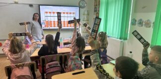 Orele de matematică sunt mai captivante. Metoda prin care o învățătoare transformă lecțiile „într-un prilej de bucurie și curiozitate”