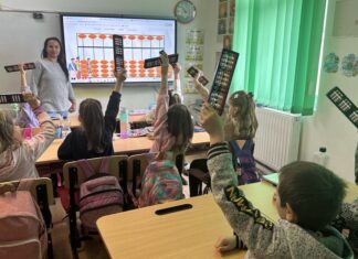 Orele de matematică sunt mai captivante. Metoda prin care o învățătoare transformă lecțiile „într-un prilej de bucurie și curiozitate”