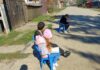 Un copil care citește în timp ce așteaptă microbuzul. La școală, învățătoarea a creat un colț de lectură: „Am decis să fac Rai cu ce am”