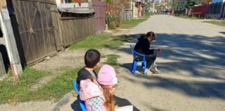 Un copil care citește în timp ce așteaptă microbuzul. La școală, învățătoarea a creat un colț de lectură: „Am decis să fac Rai cu ce am”