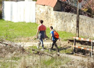 Caravană pentru copiii din mediul rural: un proiect desfășurat de liceeni voluntari și profesorul de matematică Ovidiu Bădescu, începând cu 1 martie