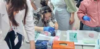Chimia predată cu exemple din viața cotidiană și experimente. Profesoara Mădălina Crăciunescu: „Chimia nu este ușoară, dar are frumusețea ei”