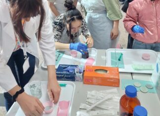 Chimia predată cu exemple din viața cotidiană și experimente. Profesoara Mădălina Crăciunescu: „Chimia nu este ușoară, dar are frumusețea ei”
