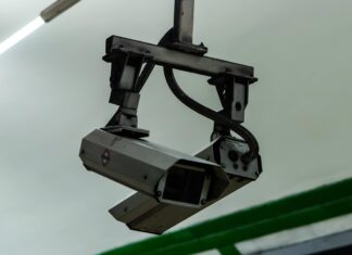 Școlile pot decide instalarea de camere de supraveghere în sălile de clasă sau pe holuri. Care sunt condițiile și obligațiile – procedură