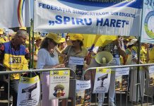 Sindicaliștii din educație cer demisia ministrului Daniel David: ”A lovit în sistemul de învățământ și în salariații acestuia”/ Miting în prima zi de școală