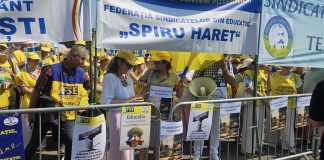 Sindicaliștii din educație cer demisia ministrului Daniel David: ”A lovit în sistemul de învățământ și în salariații acestuia”/ Miting în prima zi de școală