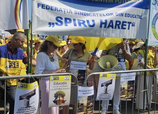 Sindicaliștii din educație cer demisia ministrului Daniel David: ”A lovit în sistemul de învățământ și în salariații acestuia”/ Miting în prima zi de școală