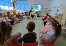 Printre fotografii mai vechi și mai noi, la grădiniță. Proiectul în care copiii au fost vrăjiți de cutia misterioasă și s-au bucurat de vizita „părinților-surpriză”