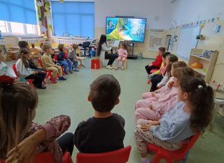 Printre fotografii mai vechi și mai noi, la grădiniță. Proiectul în care copiii au fost vrăjiți de cutia misterioasă și s-au bucurat de vizita „părinților-surpriză”