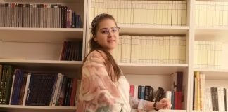 Eleva dintr-a șaptea care își convinge colegii să citească. Daria este „bibliotecarul” școlii și se ocupă voluntar de cărți și sala de lectură