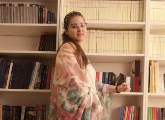 Eleva dintr-a șaptea care își convinge colegii să citească. Daria este „bibliotecarul” școlii și se ocupă voluntar de cărți și sala de lectură